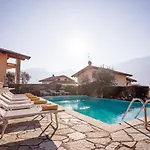 Дом отдыха Ossuccio Grande C With Pool Sleeps 12 By Italian Комо