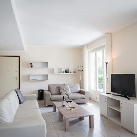 Donagh- With Pool Sleeps 12 By Italian Hébergement de vacances Côme