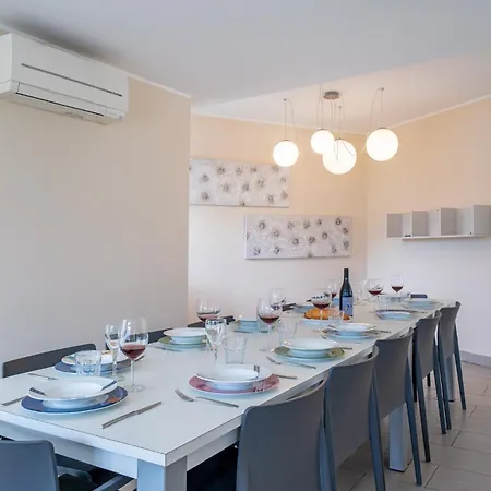 Donagh- With Pool Sleeps 12 By Italian Hébergement de vacances *