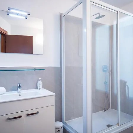 Donagh- With Pool Sleeps 12 By Italian Сasa de vacaciones Como