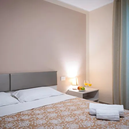 Donagh- With Pool Sleeps 12 By Italian Сasa de vacaciones Como
