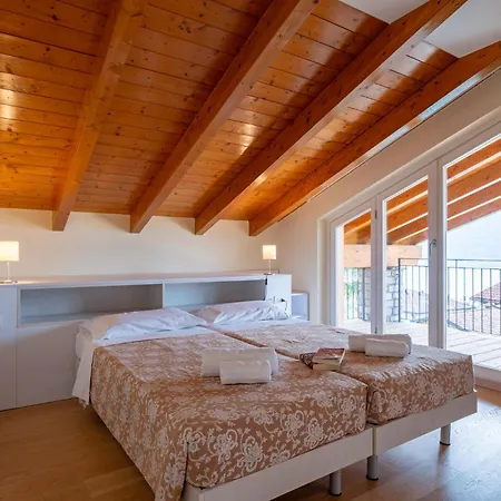 Ferienhaus Donagh- With Pool Sleeps 12 By Italian