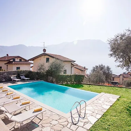 Semesterbostad Ossuccio Grande C With Pool Sleeps 12 By Italian