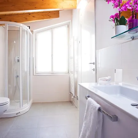 Semesterbostad Ossuccio Grande C With Pool Sleeps 12 By Italian *