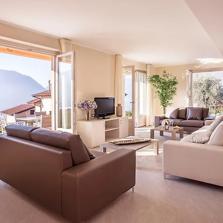 Semesterbostad Ossuccio Grande C With Pool Sleeps 12 By Italian