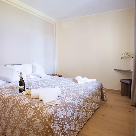 Villa Donagh- Home With Pool Sleeps 12 By Italian Apartments *