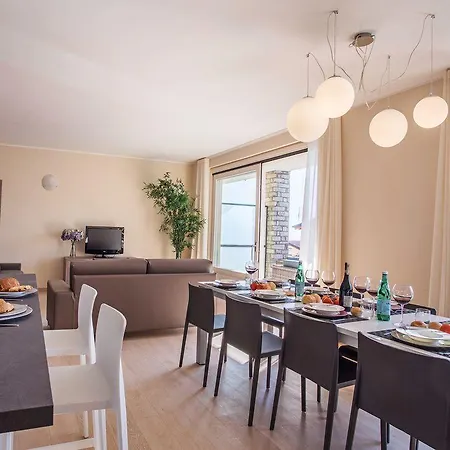 בית נופש Villa Donagh- Home With Pool Sleeps 12 By Italian Apartments *
