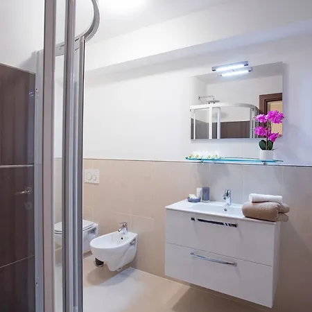 בית נופש Villa Donagh- Home With Pool Sleeps 12 By Italian Apartments *