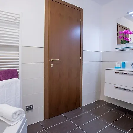 Villa Donagh- Home With Pool Sleeps 12 By Italian Apartments קומו