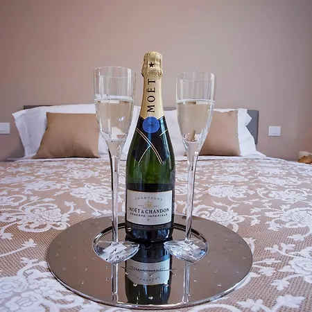 בית נופש Villa Donagh- Home With Pool Sleeps 12 By Italian Apartments