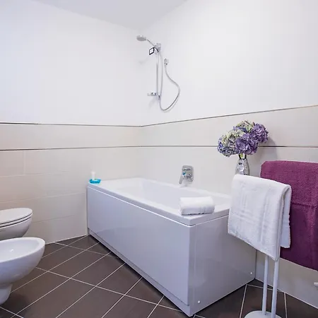 בית נופש Villa Donagh- Home With Pool Sleeps 12 By Italian Apartments *
