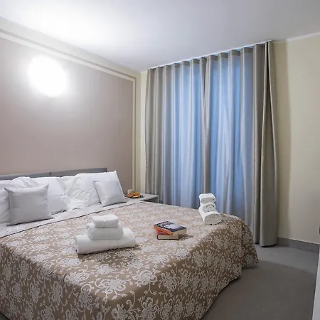 Villa Donagh- Home With Pool Sleeps 12 By Italian Apartments *