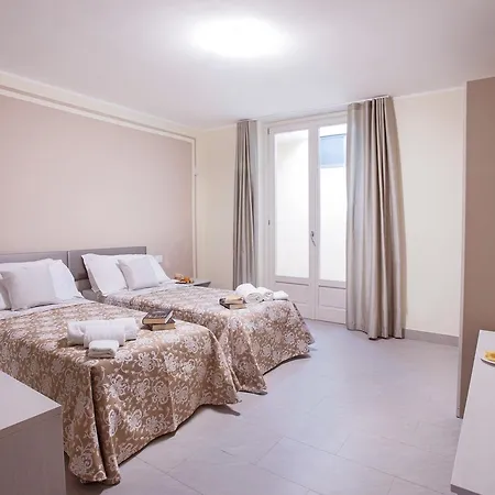 Villa Donagh- Home With Pool Sleeps 12 By Italian Apartments *