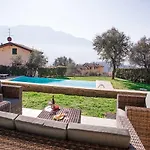 Ossuccio Grande C With Pool Sleeps 12 By Italian Сasa de vacaciones