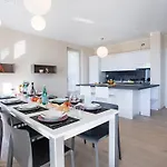 Сasa de vacaciones Ossuccio Grande C With Pool Sleeps 12 By Italian *
