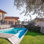 Сasa de vacaciones Ossuccio Grande C With Pool Sleeps 12 By Italian